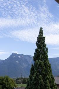 Vista generica sulle montagne o vista sulle montagne dall'interno dell'appartamento