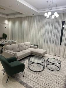 sala de estar con sofá y 2 sillas en وجا هوستلز A101 دار الصفاء 47, en Riad