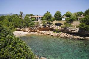 a river with a group of people in the water at Apartamento en la playa in Calafat