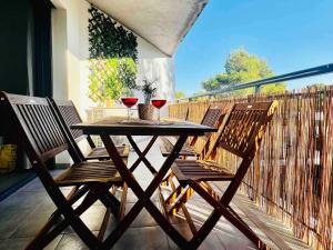 zwei Gläser Wein auf einem Tisch auf einem Balkon in der Unterkunft Apartamento en la playa in Calafat