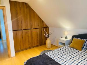 um quarto com uma grande parede de madeira ao lado de uma cama em Scenic Chalet Malowniczy Domek em Szlembark