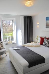 Un dormitorio con una cama grande y una ventana en Living Concept Bogenhausen, en Múnich