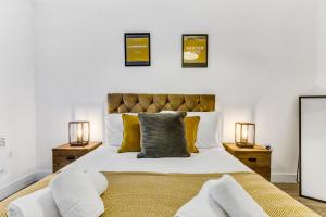 ein Schlafzimmer mit einem großen Bett mit zwei Lampen in der Unterkunft We Stay Baxter Gate 2 Bedroom Duplex Apartment in Loughborough