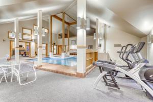 uma sala de fitness com uma piscina e um ginásio em Trail Creek 41 em Killington