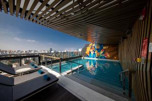 Bazén v ubytování Hilton Garden Inn Lima Miraflores nebo v jeho okolí