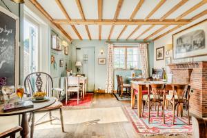 a dining room with a table and chairs at Tiger Inn - Patience in Eastbourne