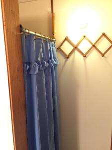 a shower curtain in a room with a blue curtain rod at Chris by the Sea Motel in Ocean Shores
