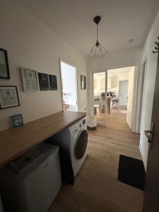 uma cozinha com máquina de lavar e secar roupa num quarto em Le Micropolis em Besançon