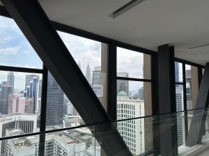 einen Blick auf die Stadt von einem Bürogebäude in der Unterkunft Crystal Suites at Axon Residence near Pavilion in Kuala Lumpur
