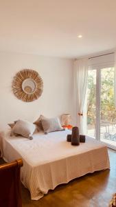 ein Schlafzimmer mit einem großen Bett und einem Spiegel an der Wand in der Unterkunft Villa El Casot in Begur