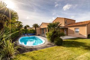 Bazén v ubytování Oasis Les Jardins des Sables d'Olonne nebo v jeho okolí