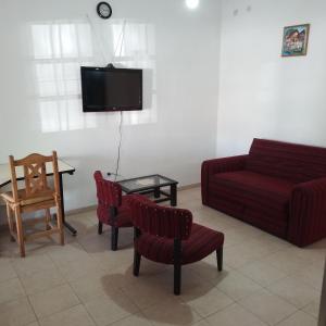 een woonkamer met een bank, stoelen en een tafel bij Casa de Julia in Cordoba