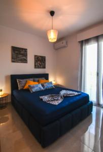 a bedroom with a large blue bed in a room at Athor Ireon Apartment 1 in Ireon
