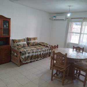 een woonkamer met een bank en een tafel bij Casa de Julia in Cordoba