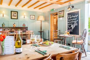 een eetkamer met een tafel met een fles wijn bij Tiger Inn - Catherine in Eastbourne