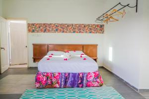 Un dormitorio con una cama blanca con flores. en MGM Apartments Gambia, en Kololi