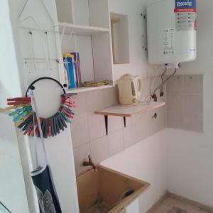 eine kleine Küche mit Spüle und Mikrowelle in der Unterkunft Casa de Julia in Cordoba + 6 Fotos