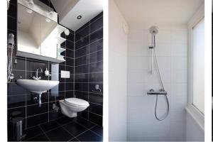 Duas fotografias de uma casa de banho com WC e lavatório. em Zeehuis Zandvoort em Zandvoort