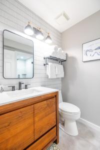 La salle de bains est pourvue d'un lavabo, de toilettes et d'un miroir. dans l'établissement Stone Creek Chalets by Fernie Central Reservations, à Fernie