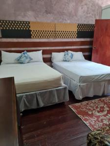 Un pat sau paturi într-o cameră la Sky Beach Rooms