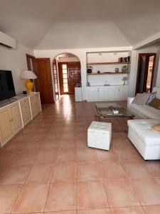 ein Wohnzimmer mit einem Sofa und einem Tisch in der Unterkunft Villa Sabina in San Miguel de Abona