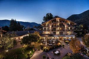 una vista aérea de un hotel en las montañas por la noche en Woferlgut - Wellness & Sport en Bruck an der Großglocknerstraße