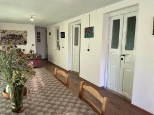 een woonkamer met een bank en een tafel bij lileo in Omalo