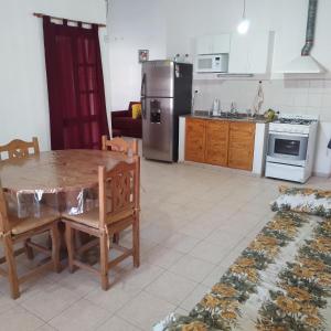 een keuken met een tafel en een roestvrijstalen koelkast bij Casa de Julia in Cordoba