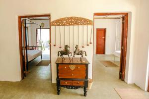 康提的住宿－Bopegedara Comfort Villa - Kandy，一间房间,里面装着一个梳妆台,上面有两匹马