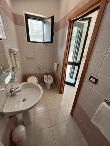 bagno con lavandino e servizi igienici di Camera felice a Campomarino