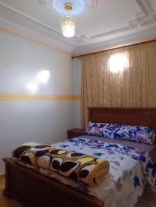 - une chambre avec un lit et une couverture à motifs de vache dans l'établissement Private appartement in the centre of Taghazout, à Taghazout