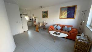un soggiorno con divano e tavolo di Apartment Ariela a Rovigno (Rovinj)