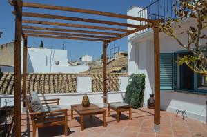 patio z krzesłami i stołem na domu w obiekcie Apartamentos El Aljibe Relax Tourist Cordoba w Kordobie