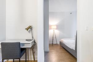 Ένα ή περισσότερα κρεβάτια σε δωμάτιο στο Loop 1BR w Gym Pool WD nr Millennium Park CHI-236 +36 φωτογραφίες