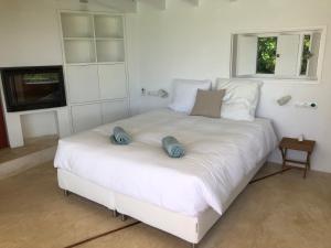 un letto bianco con due cuscini blu sopra di Luxury studio with private pool a Binisafua