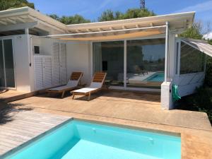 patio con piscina e pergolato di Luxury studio with private pool a Binisafua