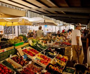 een markt met veel dozen groenten en fruit bij Casa Mojito in Florence +18 foto's