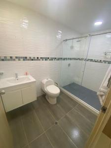 W łazience znajduje się toaleta, umywalka i prysznic. w obiekcie Hermosa Casa Campestre w mieście Cúcuta