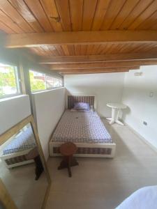 a small bedroom with a bed and a table at Hermosa Casa Campestre in Cúcuta