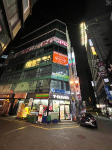 um edifício alto com um carro estacionado em frente em Seoul Cube Jongro em Seul