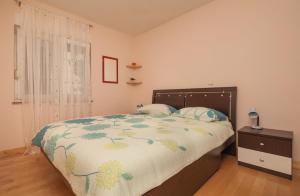 Un dormitorio con una cama grande y una ventana en Apartment Juliette, en Zadar