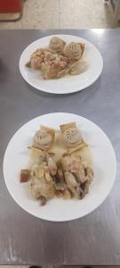 due piatti di cibo sopra a un tavolo di COMPLEXO TURISTICO PONTE MOURULLE 