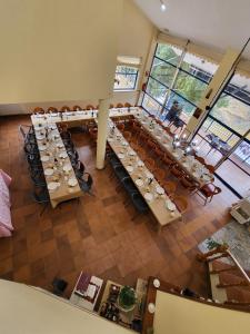 una vista aérea de un salón de banquetes con mesas y sillas en COMPLEXO TURISTICO PONTE MOURULLE, 