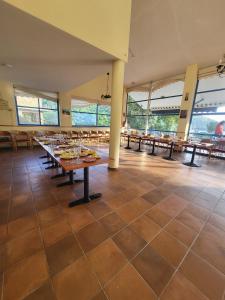 una grande sala da pranzo con tavoli e finestre di COMPLEXO TURISTICO PONTE MOURULLE 