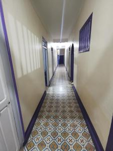 um corredor vazio com piso em azulejo num corredor em فندق آل الشيخ أحمد em Targuist