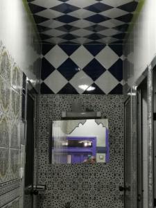 y baño con techo blanco y negro a cuadros. en فندق آل الشيخ أحمد, en Targuist