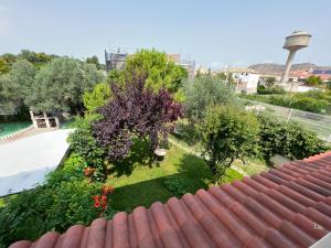 eine Aussicht über einen Garten mit Bäumen und Sträuchern in der Unterkunft Casa grande con gran jardín privado in Quicena