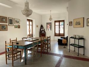 Appartamento in Piazza Spolethome في سبوليتو: غرفة طعام مع طاولة وكراسي