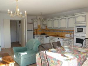 cocina con mesa y sillas y comedor en Apartment Le Stadium-5 by Interhome, en Saint-Cyr-sur-Mer