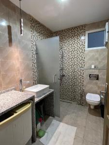 bagno con lavandino e servizi igienici di Maison Eline a Harqalah